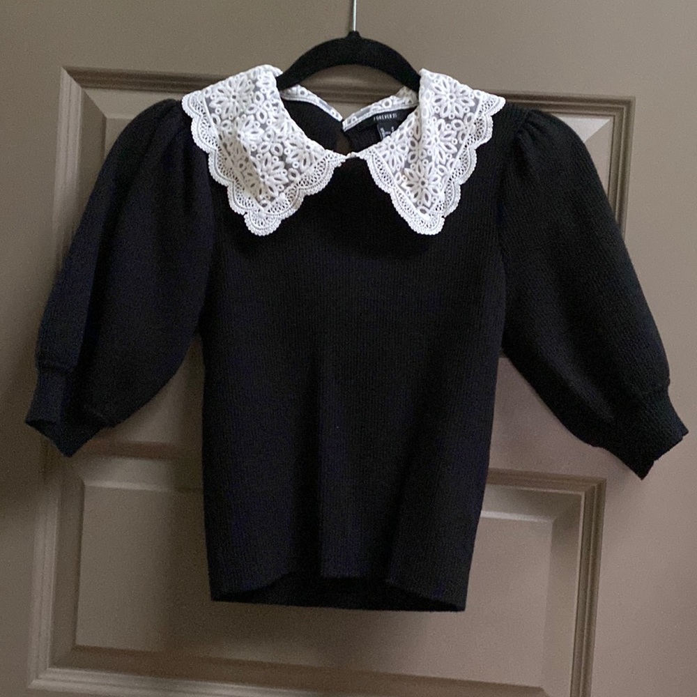 Forever 21 short sleeve knit sweater with lace collar